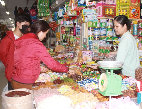 Người tiêu dùng chọn mua thực phẩm tại Chợ trung tâm TP. Buôn Ma Thuột. 