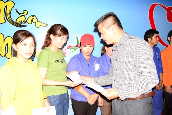Lãnh đạo Liên đoàn lao động tỉnh tặng quà Tết cho công nhân các doanh nghiệp trong Khu công nghiệp Hòa Phú.