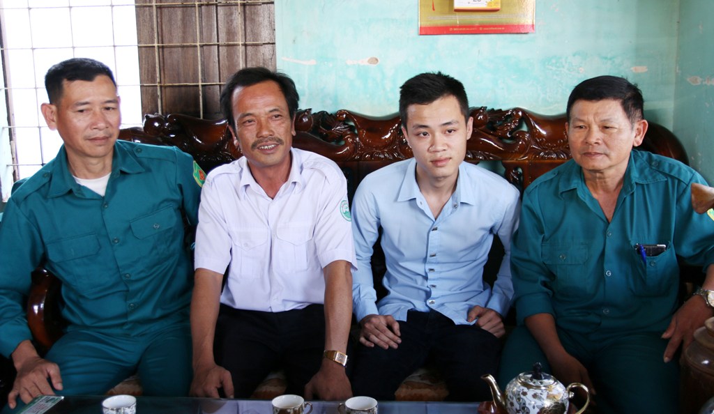 Cán bộ Ban CHQS xã Ea Tu gặp mặt, động viên thanh niên Nguyễn Đại Việt Hưng (thứ hai từ phải qua)  trước ngày tòng quân. 