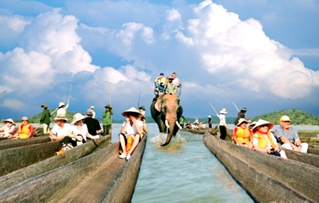 Du khách đi thuyền độc mộc tham quan hồ Lắk. Ảnh minh họa