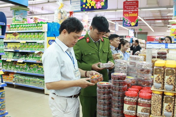 Đoàn kiểm tra liên ngành về ATTP của tỉnh kiểm tra chất lượng thực phẩm tại siêu thị Co.op Mart Buôn Ma Thuột.   Ảnh: K. Oanh