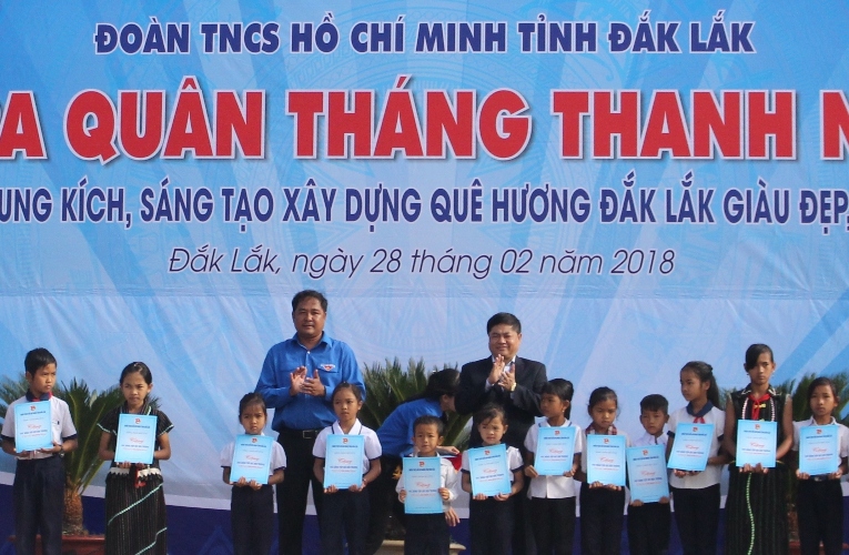 Phó Bí thư Thường trực Tỉnh ủy Phạm Minh Tấn và Bí thư Tỉnh đoàn Y Nhuân Byă trao học bộng tặng các em học sinh. 