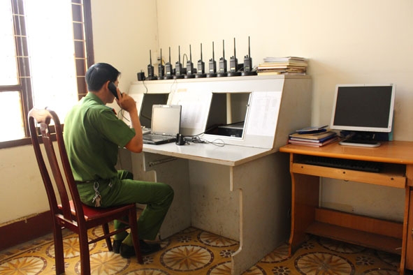 Thượng úy Nguyễn Ngọc Tuất trong ca trực tại Trung tâm tiếp nhận thông tin của Lực lượng phản ứng nhanh 113. 