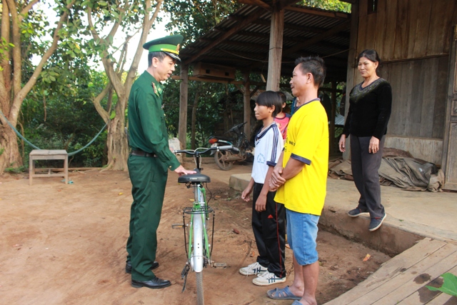 Thượng tá Nguyễn Hữu Phúc trao xe đạp, tặng học sinh khó khăn.