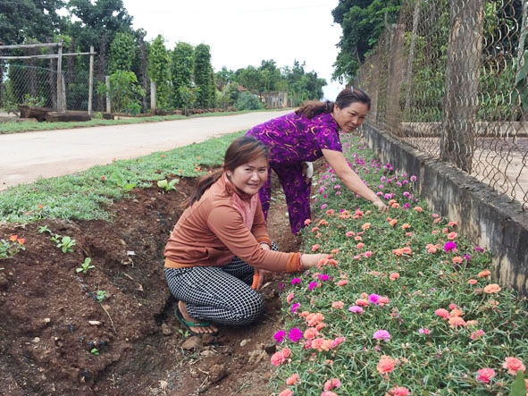  Hội viên phụ nữ thôn 2B, xã  Ea M’nang (huyện Cư M’gar) chăm sóc  hoa.    