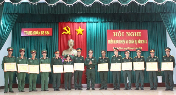 Binh nhất Mlô Y Yức (ngoài cùng, bên trái) được Trung đoàn 584 khen thưởng vì hoàn thành xuất sắc nhiệm vụ công tác năm 2017.