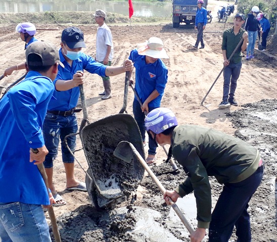 Các đoàn viên, thanh niên ra quân khởi công công trình thanh niên bê tông sân bóng chuyền tại thôn 10, xã Hòa Lễ