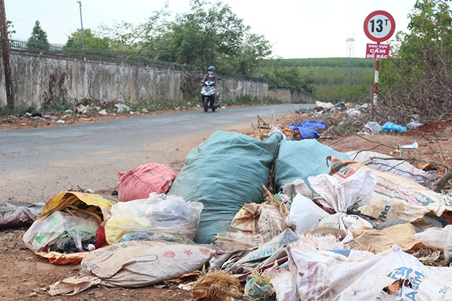 Bãi rác  tự phát gần  Nhà máy chế biến mủ cao su Ea H'leo gây  ô nhiễm môi trường nghiêm trọng.