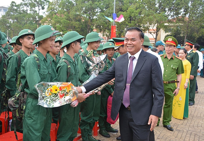 Bí thư Tỉnh ủy Êban Y Phu tặng hoa, động viên thanh niên lên đường nhập ngũ. 