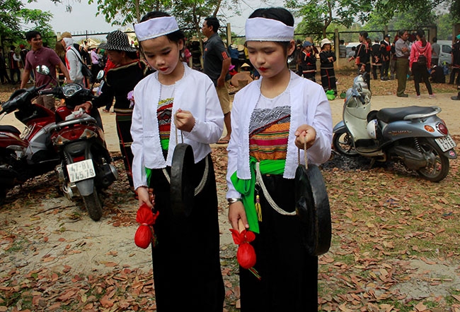 Hai em Nguyễn Ngọc Yến Nhi và Bùi Hoàng Tố Như đội chiêng người Mường (thôn 1, xã Hòa Thắng).