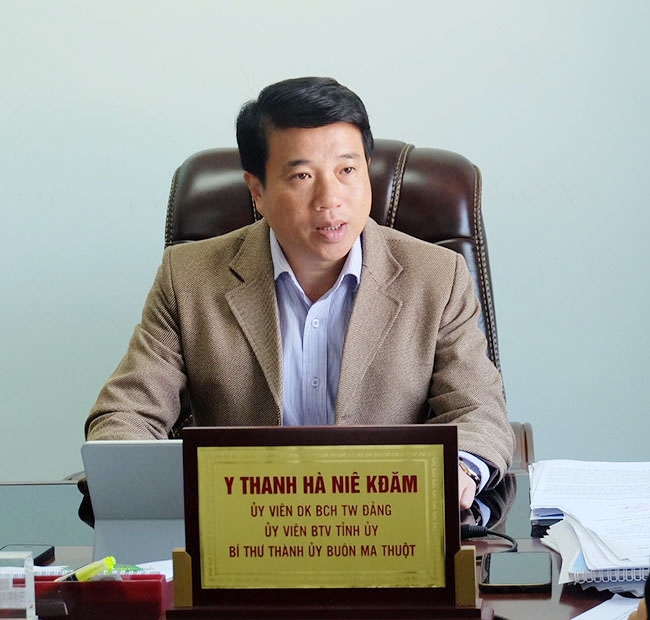 Đồng chí Y Thanh Hà Niê Kdăm, Bí thư Thành ủy Buôn Ma Thuột trả lời phỏng vấn Báo Đắk Lắk.  