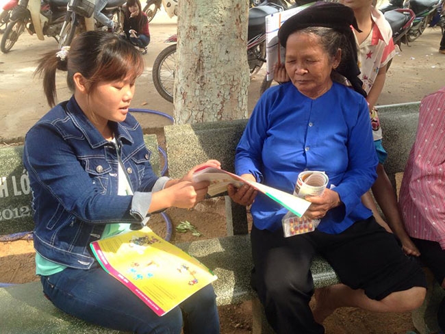 Cán bộ chuyên trách dân số xã Ea Pil (trái) tuyên truyền kiến thức về chăm sóc sức khỏe sinh sản cho người dân.