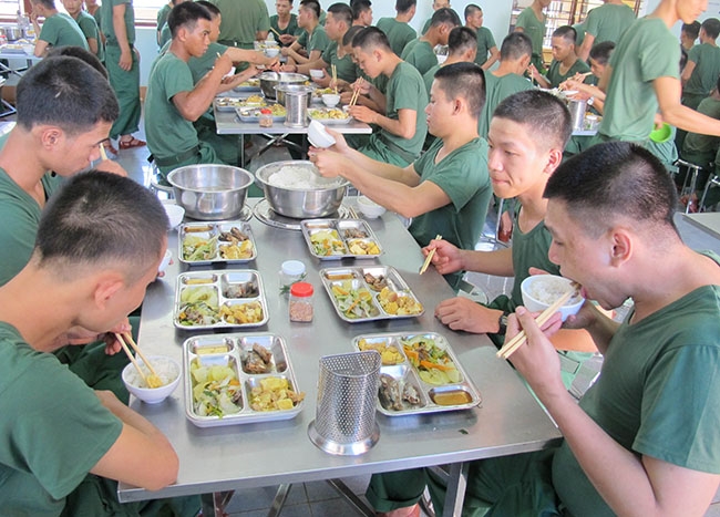 Bữa ăn của các chiến sĩ mới tại Tiểu đoàn Bộ binh 303. 
