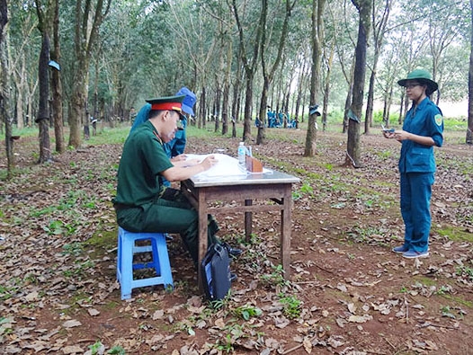 Nữ chiến sĩ dân quân tự vệ khối Huyện ủy  Cư M'gar  thực hiện  nội dung kiểm tra chính trị. 