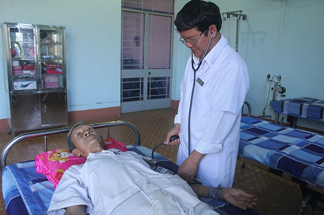 Hằng ngày, y sĩ Đậu Văn Thìn thường xuyên đến thăm khám cho các bệnh nhân lớn tuổi  ở Trung tâm. 