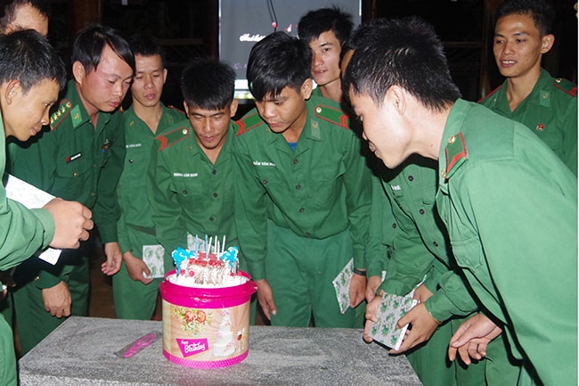Một buổi sinh nhật đồng đội tại Đồn Biên phòng Ia R’vê.  