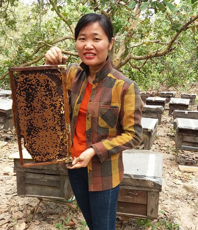 Chị Nguyễn Thị Thu Hồng bên mô hình nuôi ong của gia đình.