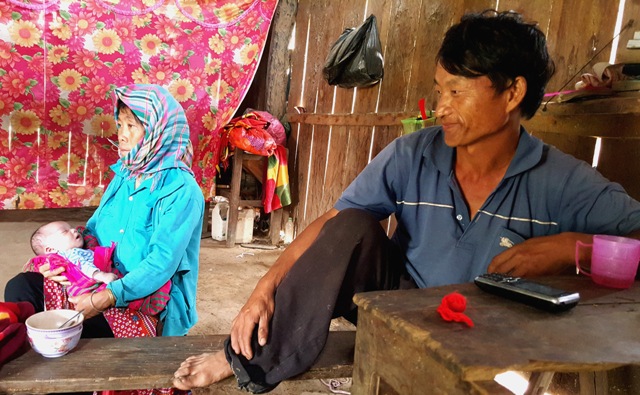 Vợ chồng ông Mua Nõ Po có con gái Mua Thị Mo (SN 2004) bỏ học đi lao động sớm. 