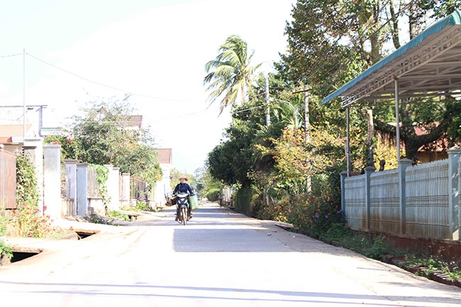 Đường sá được bê tông hóa đã làm diện mạo nông thôn ở thôn Kim Phát, xã Hòa Hiệp được thay đổi.  