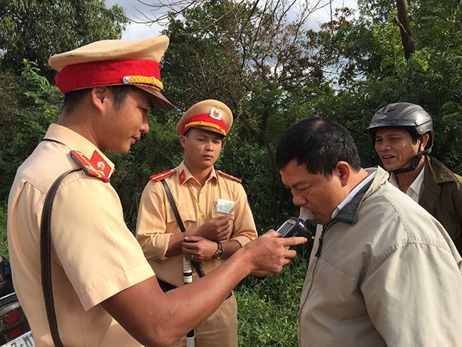 Cảnh sát Giao thông huyện Cư M’gar kiểm tra nồng độ cồn người tham gia giao thông  trên đoạn đường liên xã Cư M’gar - Quảng Hiệp.