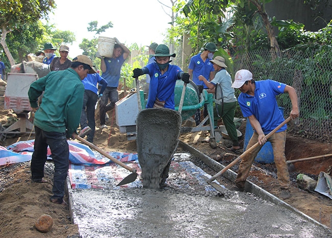  Một tuyến đường  tại buôn Đrao được người dân, thanh niên tình nguyện đóng góp ngày công xây dựng.  