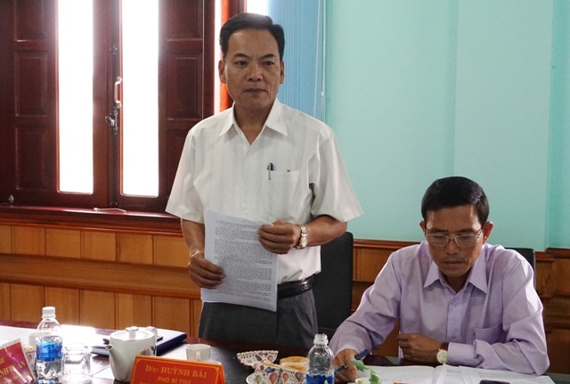 Chủ tịch UBND huyện Krông Bông Huỳnh Bài đề xuất ý kiến tại buổi làm việc.