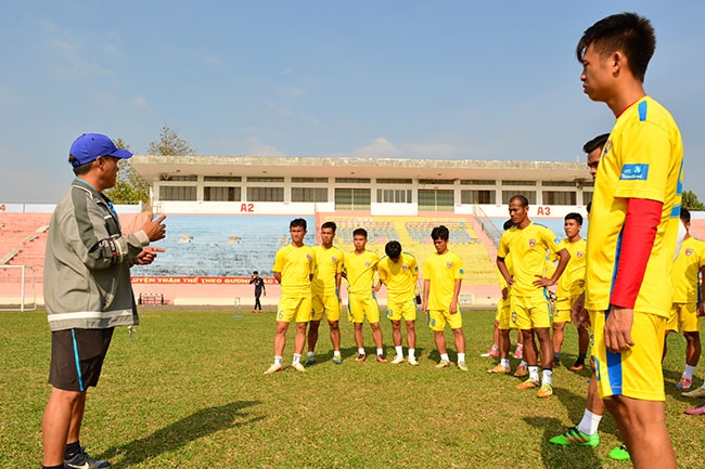 Huấn luyện viên Trần Phi Ái trao đổi với các cầu thủ.   