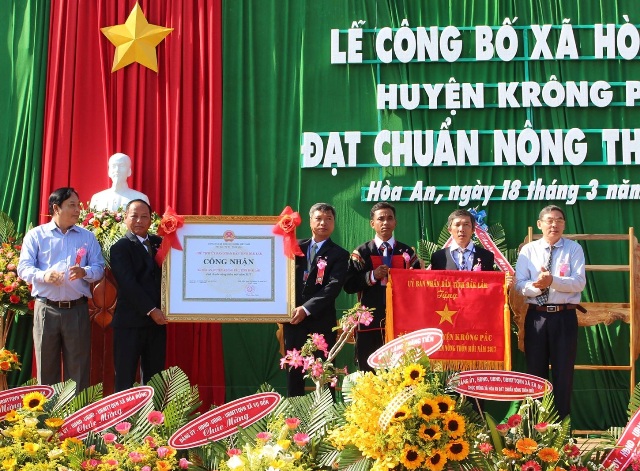 Chính quyền địa phương và người dân xã Hòa An vinh dự đón nhận Bằng công nhận đạt chuẩn nông thôn mới của Chủ tịch UBND tỉnh tặng và cờ thi đua của UBND tỉnh tặng