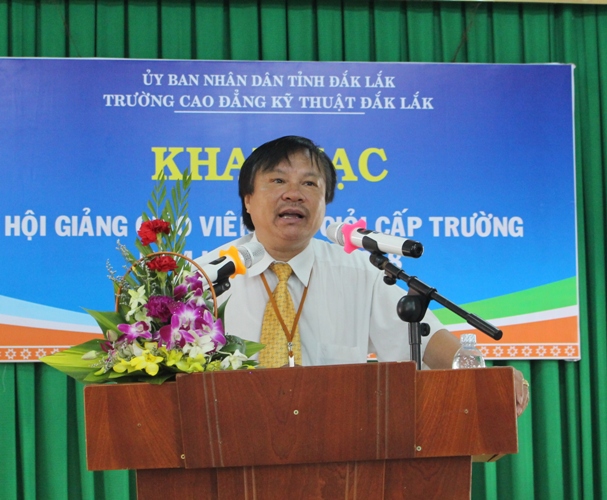 Hiệu trưởng Trường Cao đẳng Kỹ thuật Đắk Lắk Hoàng Minh Cương phát biểu khai mạc hội giảng.
