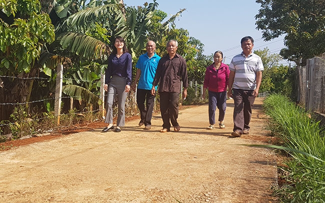 Ông Nguyễn Thiện (giữa) và các thành viên Ban Tự quản thôn Ea Sir trên tuyến đường mới được bê tông hóa.