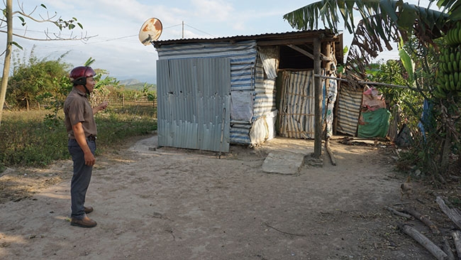 Buôn Cư Kô Êmông (xã Dang Kang) còn nhiều hộ phải sống trong những căn nhà  tạm bợ.  