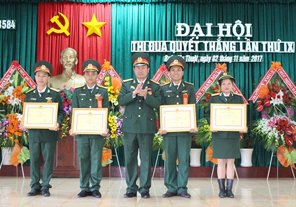Đại úy Rahlan Huỳnh (thứ 2, bên phải) được thủ trưởng Bộ CHQS tỉnh tặng Giấy khen điển hình tiên tiến, giai đoạn 2012 - 2017. 