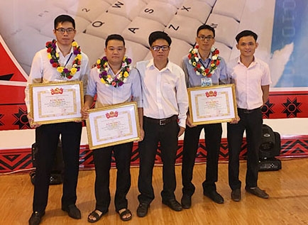 Anh Trần Giang Nam (thứ hai, từ phải sang) nhận Bằng khen của Trung ương Đoàn TNCS Hồ Chí Minh tại Hội thi Tin học khối cán bộ, công chức trẻ toàn quốc năm 2017. 