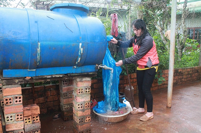 Người dân xã Cư Pơng (huyện Krông Búk) sử dụng bồn để trữ nước phục vụ sinh hoạt.  
