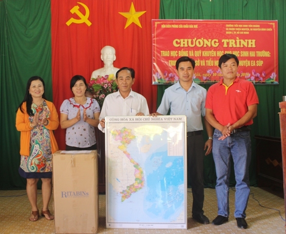 Đại diện nhóm Thiện nguyện trao bản đồ tặng học sinh các Trường Tiểu học và THCS Ea Bung.
