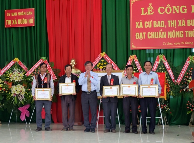 Đồng chí Trần Văn Sỹ, Chủ tịch UBND thị xã tặng giấy khen cho các tập thể đã có nhiều thành tích xuất sắc trong xây dựng nông thôn mới ở Cư Bao. 