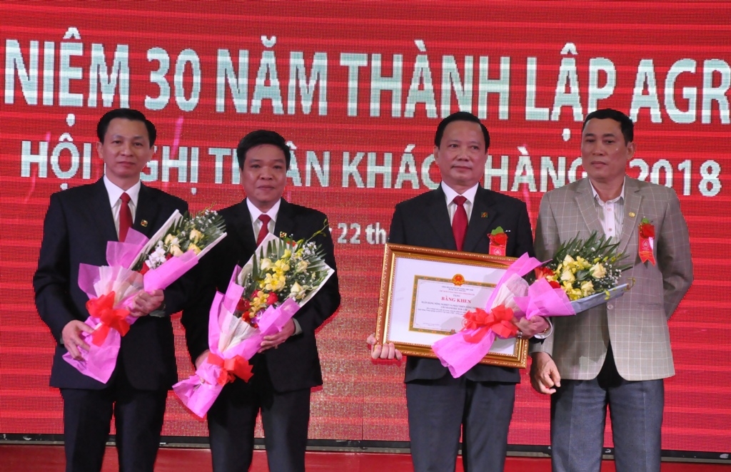 Phó Chủ tịch UBND tỉnh Võ Văn Cảnh trao Bằng khen của UBND tỉnh tặng tập thể Agribank Bắc Đăk Lăk