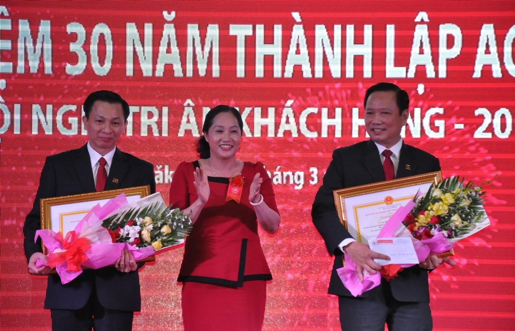 Tập thể và cá nhân Giám đốc Agribank Bắc Đăk Lăk Nguyễn Ngọc Tuấn nhận Giấy khen của Hội Chữ Thập đỏ tỉnh