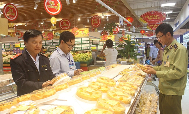 Đoàn kiểm tra liên ngành kiểm tra an toàn thực phẩm tại siêu thị Co.opMart. Ảnh: Thuận Nguyễn