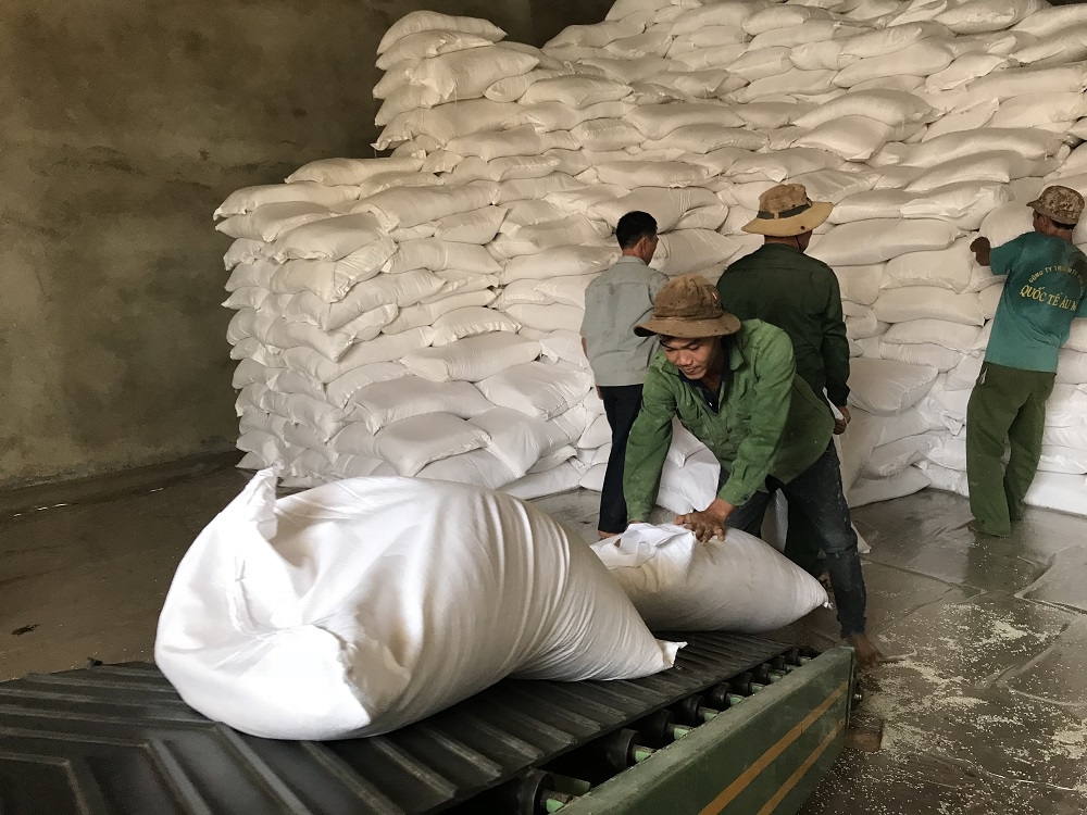 Chi cục Dự trữ Nhà nước Đắk Lắk xuất gạo cứu đói giáp hạt. Ảnh: Nguyên Hoa