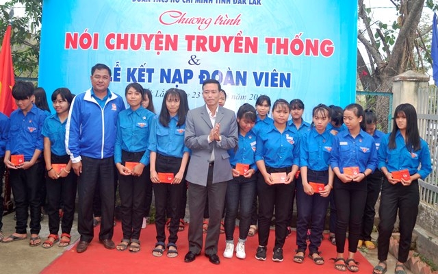 Lễ kết nạp Đoàn viên mới cho các thanh niên ưu tú tại Nhà tưởng niệm liệt sỹ Y Ơn, xã Cư Pui.