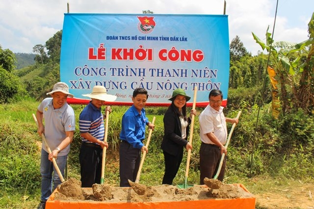 Các đại biểu tham gia lễ khởi công xây dựng cầu nông thôn tại thôn Ea Bar, xã Cư Pui.