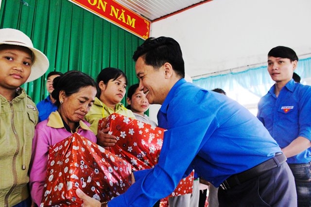Phó Bí thư Thường trực Tỉnh Đoàn Võ Văn Dũng tặng quà cho người dân tại xã Yang Mao.