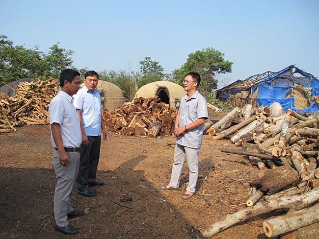 Cơ sở  sản xuất  than củi không phép của ông  Chung Văn Dũng ở buôn  Ea Bông.      