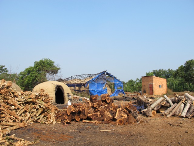 Cơ sở sản xuất than củi không phép của ông Nguyễn Văn Hoạt ở thôn 8. 