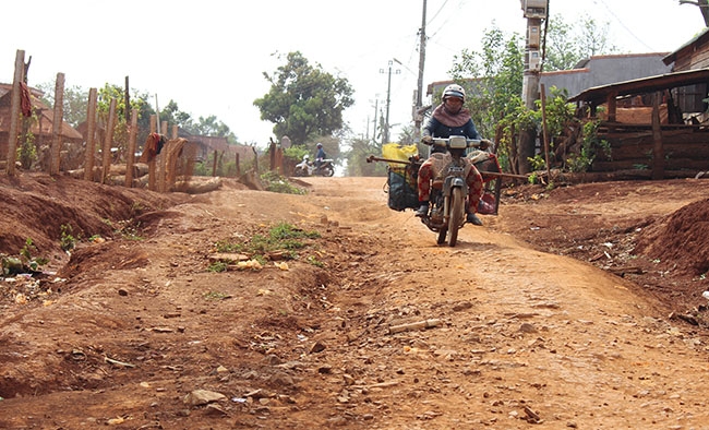 Đường giao thông nông thôn trên địa bàn xã Ea Ral (huyện Ea H’leo) chủ yếu vẫn còn đường đất.