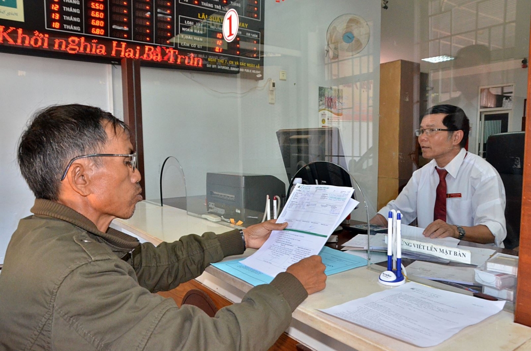 Khách hàng giao dịch tại Agribank Chi nhánh Hòa Thuận - Bắc Đăk Lăk