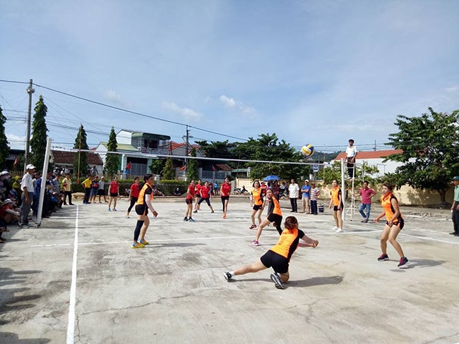 Thi đấu bóng chuyền nữ tại Đại hội TDTT huyện M'Đrắk lần thứ VII năm 2017. 