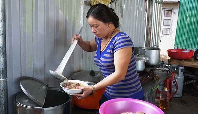 Chị Thao mở quán bán cơm và bún từ nguồn thực phẩm tự sản xuất để tăng thêm thu nhập. 