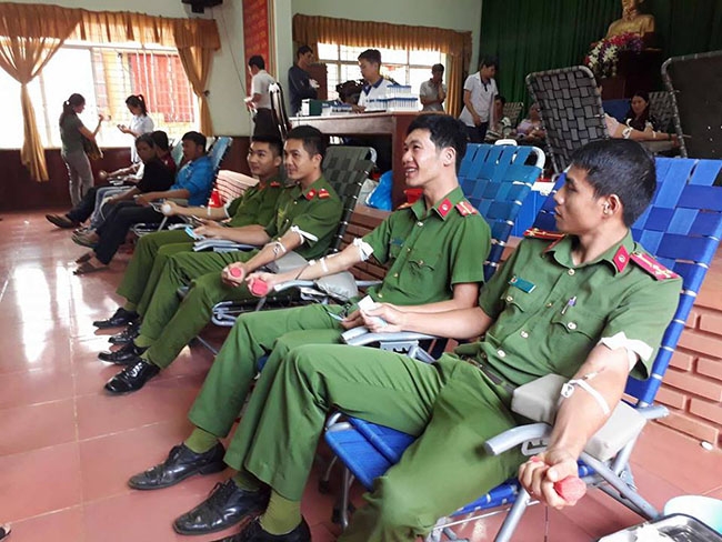 Đoàn viên, thanh niên huyện  Krông Năng tham gia hiến máu nhân đạo. 